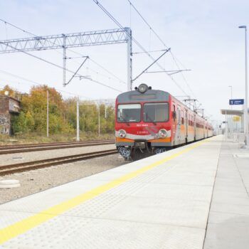 Zdjęcie: Pociąg pasażerski stoi na Stacji kolejowej Chrzanów.