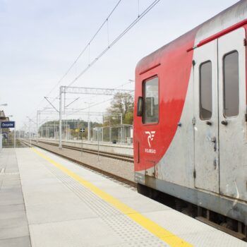 Zdjęcie: Pociąg pasażerski stoi na Stacji kolejowej Chrzanów.