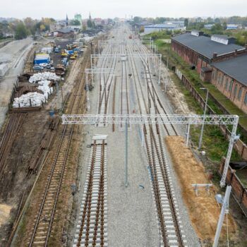 Zdjęcie: widok na prace budowlane na stacji.