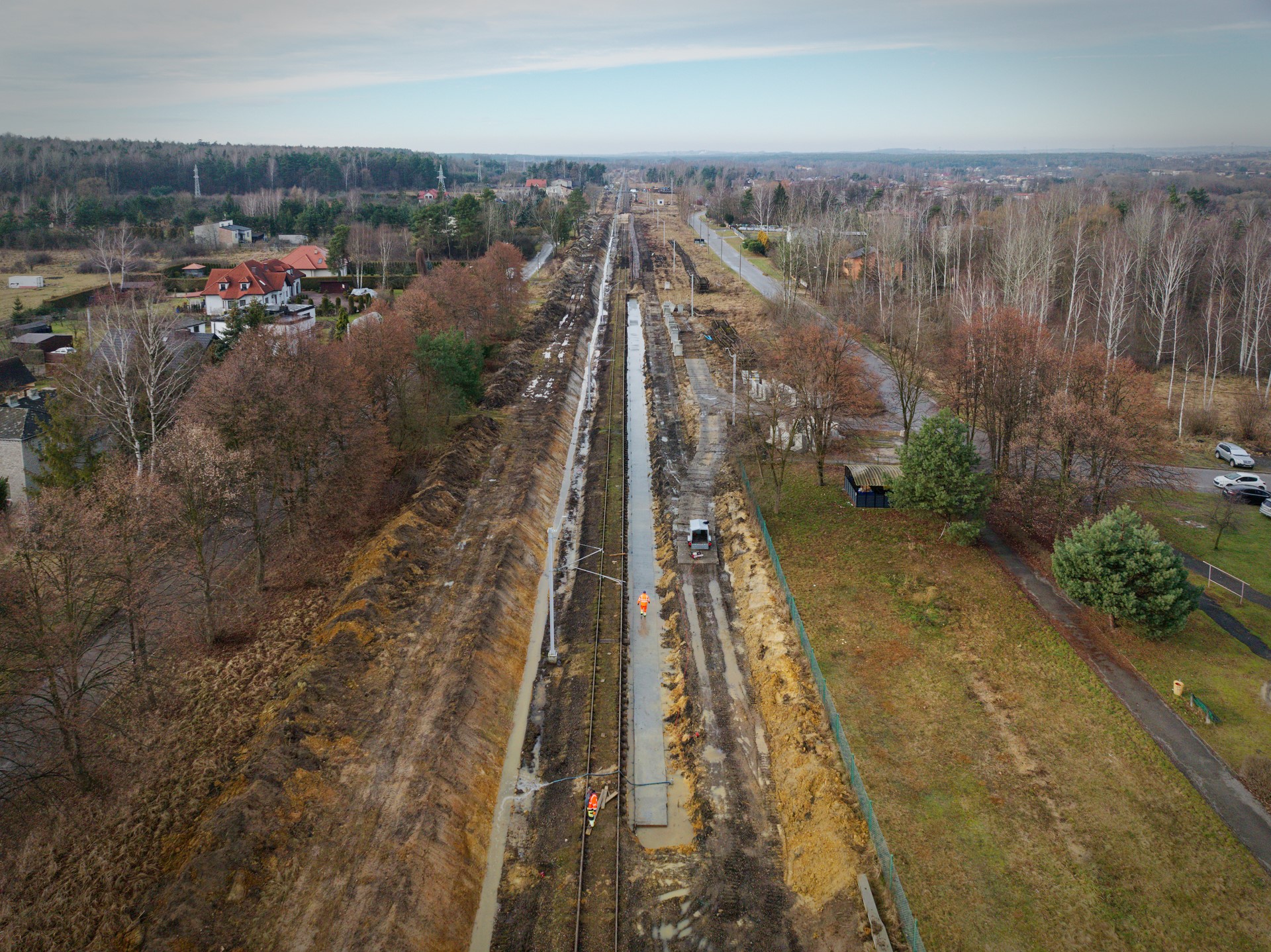 Zdjęcie: widok z góry na budowę peronu.