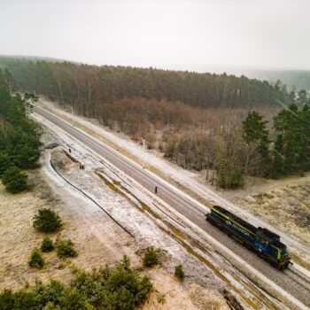 Zdjęcie: pociąg porusza się po nowych torach.