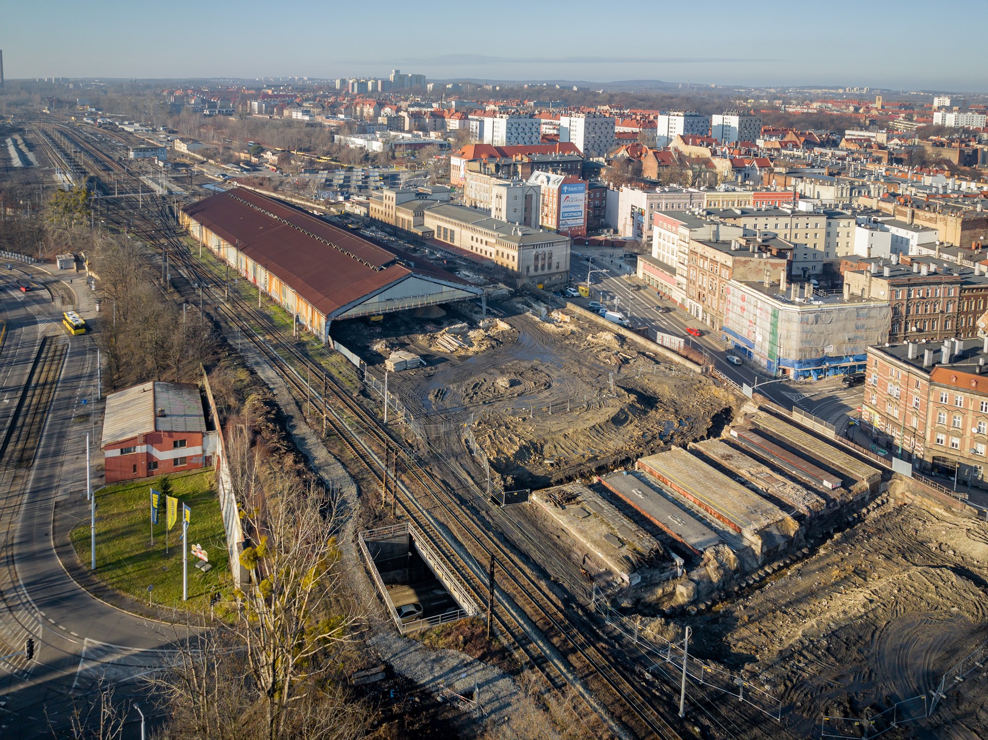 Zdjęcie: widok z góry na prace budowlane trwające na stacji Bytom.