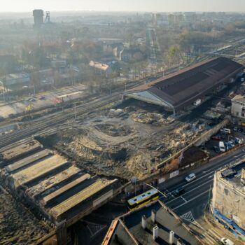 Zdjęcie: widok z góry na prace budowlane trwające na stacji Bytom.