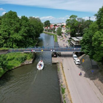 Zdjęcie przedstawia most nad kanałem Giżyckim przed rozpoczęciem modernizacji.