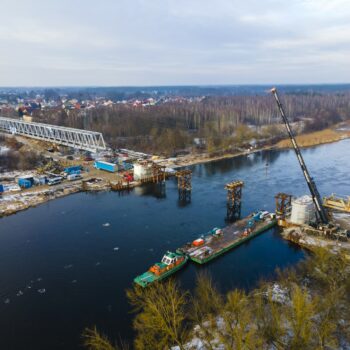 Zdjęcie: nasuwanie mostu nad Narwią.