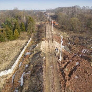 Zdjęcie: widok z lotu ptaka na pracującą koparke na budowanym moście nad Czarną Przemszą.