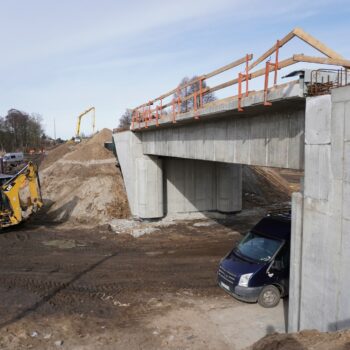 Zdjęcie: budowa betonowego wiaduktu w Woszczelach.