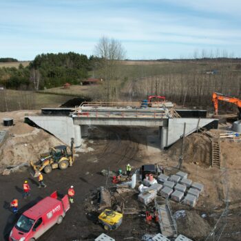 Zdjęcie: budowa betonowego wiaduktu w Woszczelach.