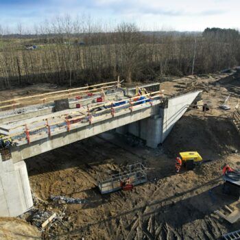 Zdjęcie przedstawia prace budowlane na wiadukcie w Woszczelach.