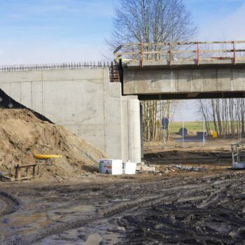 Zdjęcie przedstawia prace budowlane na wiadukcie w Woszczelach.