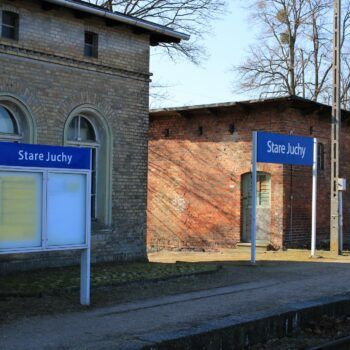 Zdjęcie przedstawia stacje Stare Juchy przed rozpoczęciem modernizacji.