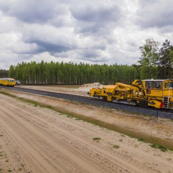 Zdjęcie: maszyna do prac torowych pracuje na szlaku między Jastrzabką a Parciakami.