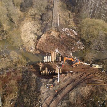 Zdjęcie: widok z lotu ptaka na pracującą koparke na budowanym moście nad Czarną Przemszą.
