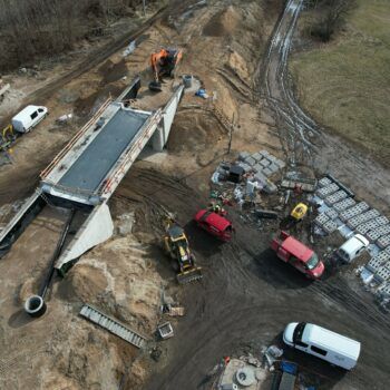 Zdjęcie: budowa betonowego wiaduktu w Woszczelach.