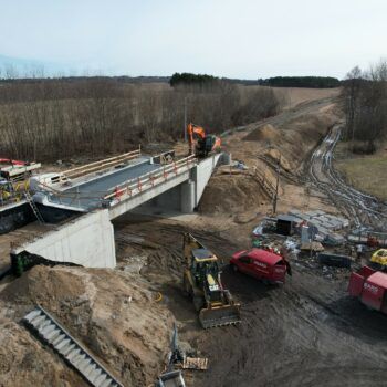 Zdjęcie: budowa betonowego wiaduktu w Woszczelach.