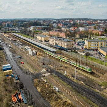 Zdjęcie: widok na prace budowlane na stacji Tarnowskie Góry i budowane przejście pod torami.