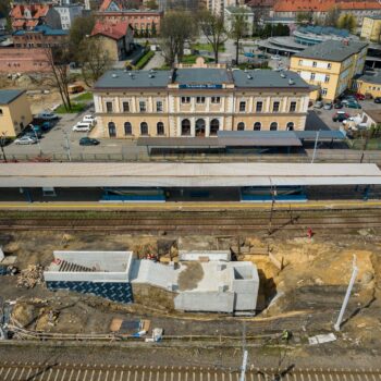 Zdjęcie: widok na prace budowlane na stacji Tarnowskie Góry i budowane przejście pod torami.