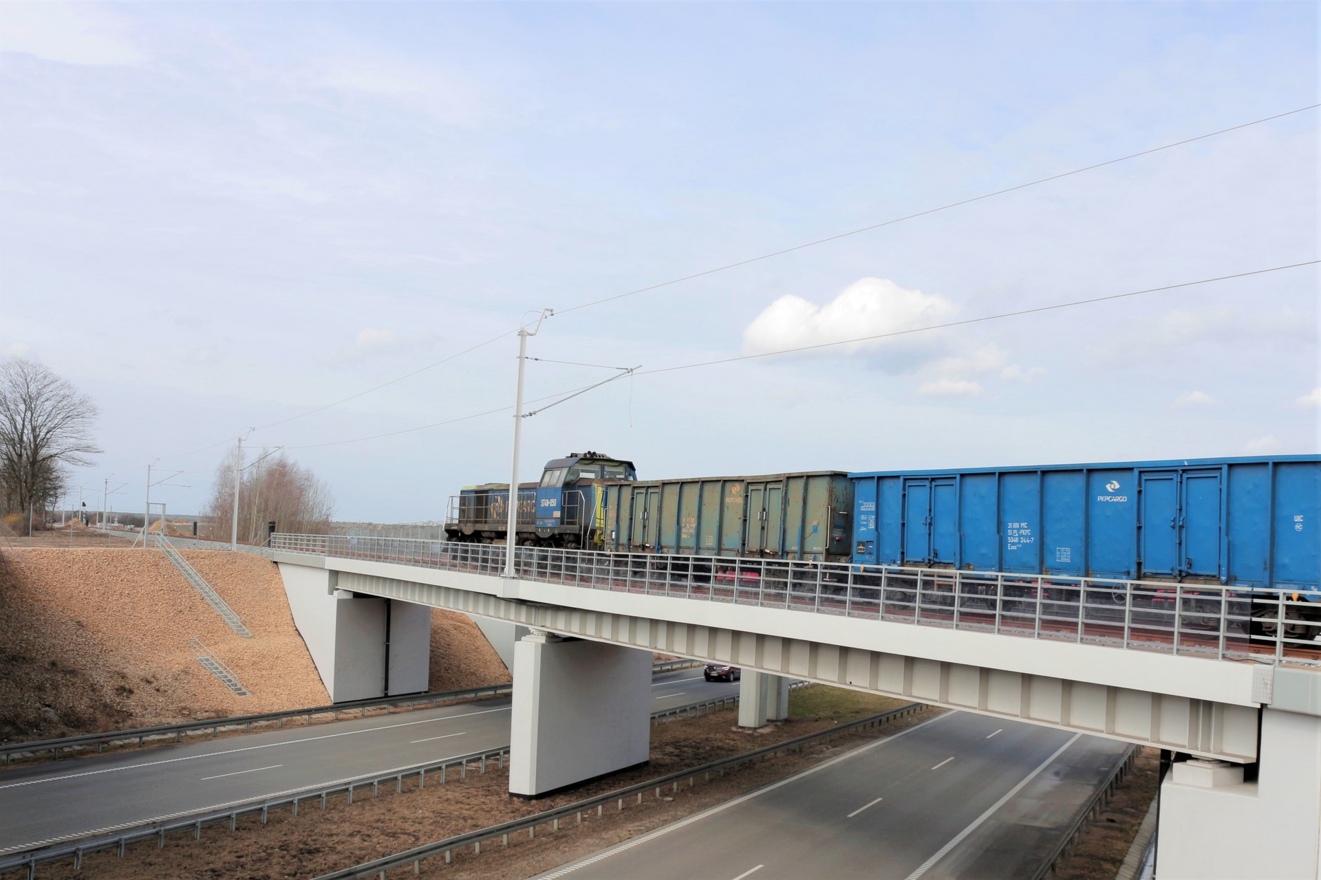 Zdjęcie: pociąg jedzie po moście.