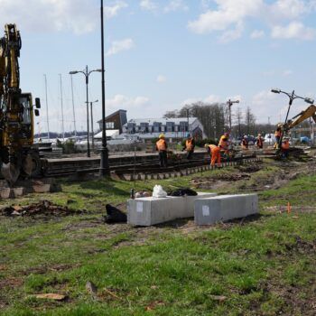 Zdjęcie: widok na prace budowlane odbywające się na stacji kolejowej Giżycko.