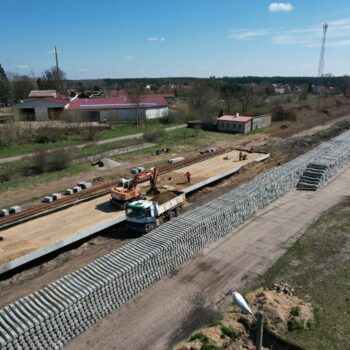 Zdjęcie: widok na prace budowlane odbywające się na stacji kolejowej Wydminy.