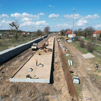 Zdjęcie: widok na prace budowlane odbywające się na stacji kolejowej Wydminy.