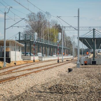 Zdjęcie: widok na prace budowlane na stacji Pyrzowice i na przejście podziemne.