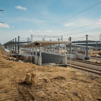 Zdjęcie: widok na prace budowlane na stacji Pyrzowice i na przejście podziemne.