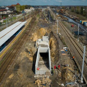 Zdjęcie: widok na prace budowlane na stacji Tarnowskie Góry i budowane przejście pod torami.