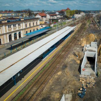 Zdjęcie: widok na prace budowlane na stacji Tarnowskie Góry i budowane przejście pod torami.