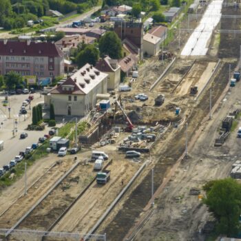 Zdjęcie: widok z powietrza na prace budowlane odbywające się na stacji Giżycko.