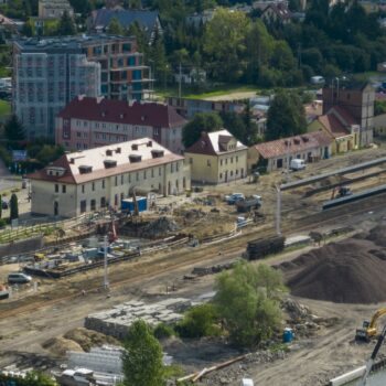 Zdjęcie: widok z powietrza na prace budowlane odbywające się na stacji Giżycko.