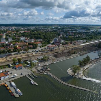 Zdjęcie: widok z powietrza na prace budowlane odbywające się na stacji Giżycko.