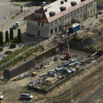 Zdjęcie: widok z powietrza na prace budowlane odbywające się na stacji Giżycko.
