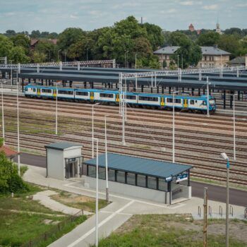 Zdjęcie: widok z lotu ptaka na świeżo zmodernizowaną stację kolejową Oświęcim. W kadrze widać nowe perony i zadaszenia.
