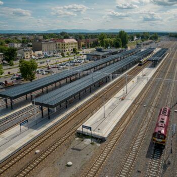 Zdjęcie: widok z lotu ptaka na świeżo zmodernizowaną stację kolejową Oświęcim. W kadrze widać nowe perony i zadaszenia.