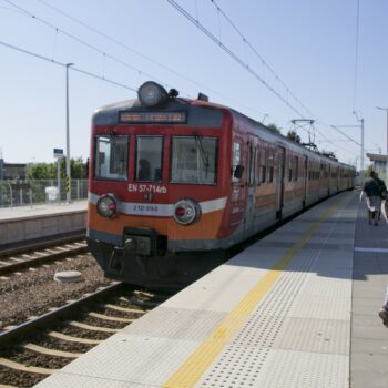 Zdjęcie: pasażerowie wchodzą do pociągu.