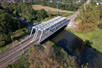 Zdjęcie: przedstawia przebudowany most kolejowy nad Białą w Czechowicach-Dziedzicach.