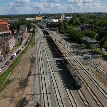 Zdjęcie: pociąg jedzie po torach