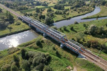 Zdjęcie: przedstawia wyremontowany most kolejowy nad Wisłą