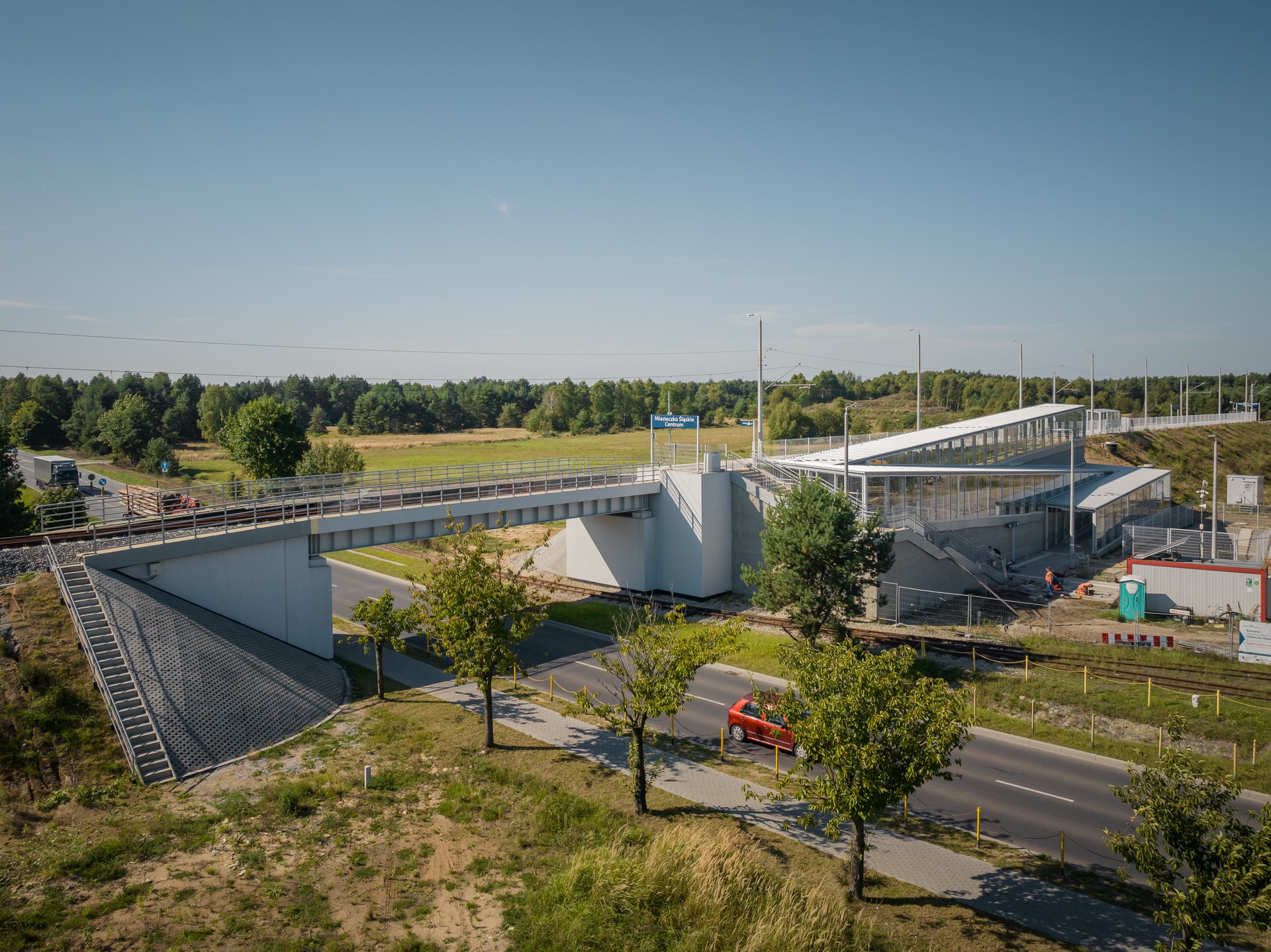 Zdjęcie: nowy wiadukt i przystanek w Miasteczku Śląskim.